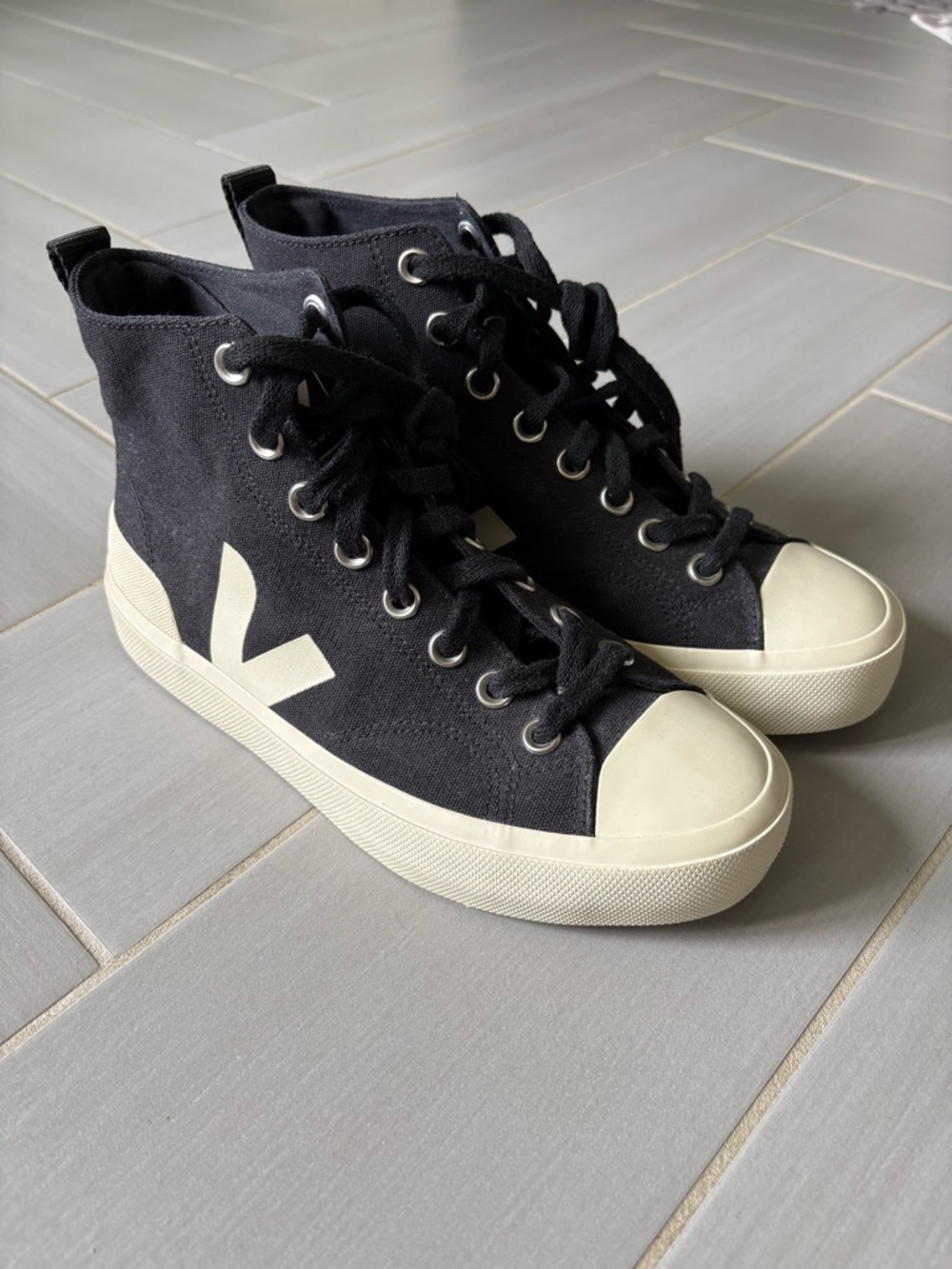 Veja Watta II | Black/Pierre | High-Top Sneakers with Cream Accents
